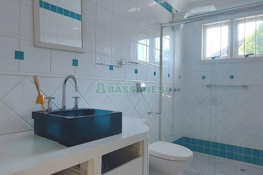 Casa Mobiliada com 500m², 5 dormitórios, 4 vagas, no bairro Sant Etiene em Caxias do Sul para Comprar