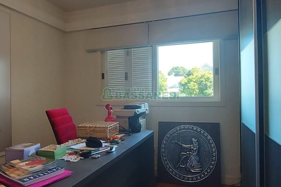 Casa Mobiliada com 500m², 5 dormitórios, 4 vagas, no bairro Sant Etiene em Caxias do Sul para Comprar