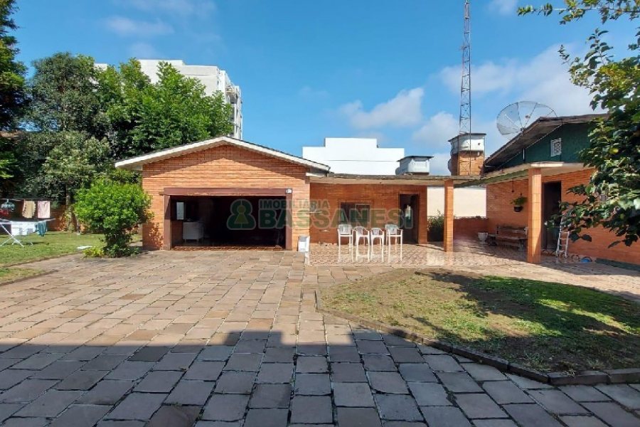 Casa com 277m², 2 dormitórios, 4 vagas, no bairro Santa Catarina em Caxias do Sul para Comprar