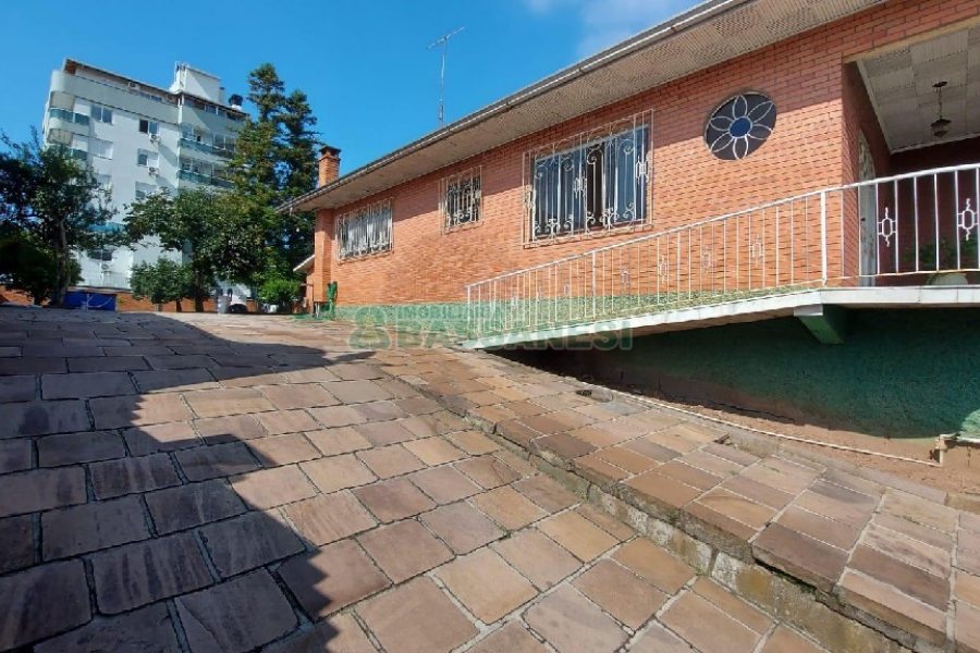 Casa com 277m², 2 dormitórios, 4 vagas, no bairro Santa Catarina em Caxias do Sul para Comprar