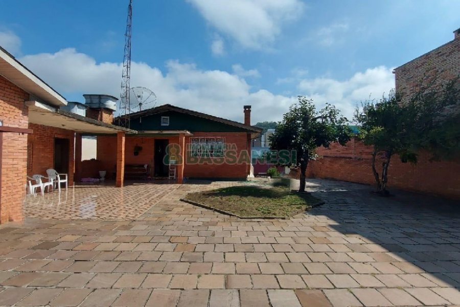 Casa com 277m², 2 dormitórios, 4 vagas, no bairro Santa Catarina em Caxias do Sul para Comprar