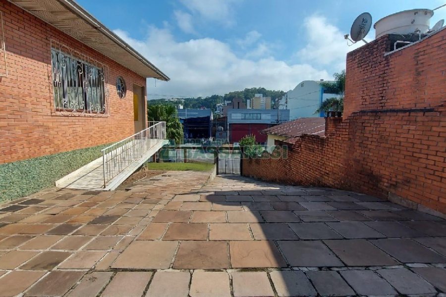 Casa com 277m², 2 dormitórios, 4 vagas, no bairro Santa Catarina em Caxias do Sul para Comprar
