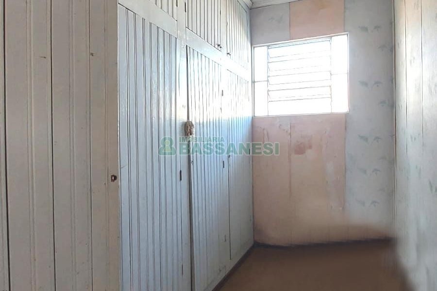 Casa com 277m², 2 dormitórios, 4 vagas, no bairro Santa Catarina em Caxias do Sul para Comprar