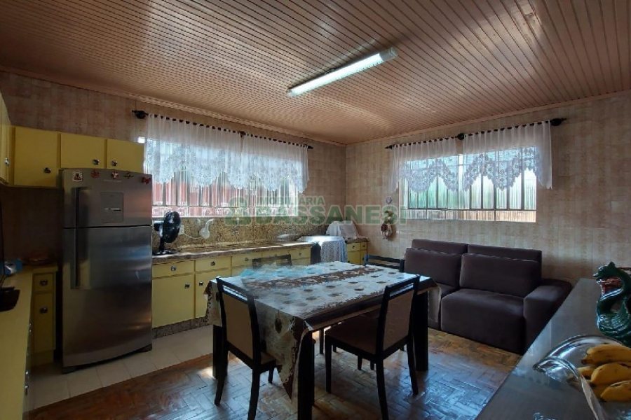 Casa com 277m², 2 dormitórios, 4 vagas, no bairro Santa Catarina em Caxias do Sul para Comprar