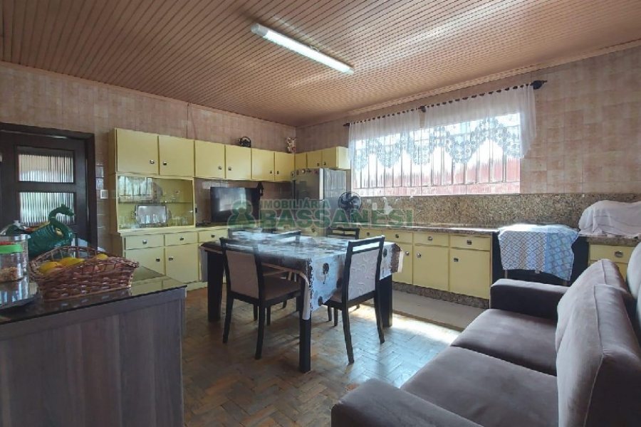 Casa com 277m², 2 dormitórios, 4 vagas, no bairro Santa Catarina em Caxias do Sul para Comprar