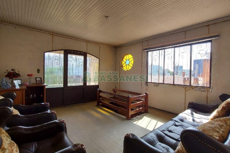 Casa com 277m², 2 dormitórios, 4 vagas, no bairro Santa Catarina em Caxias do Sul para Comprar