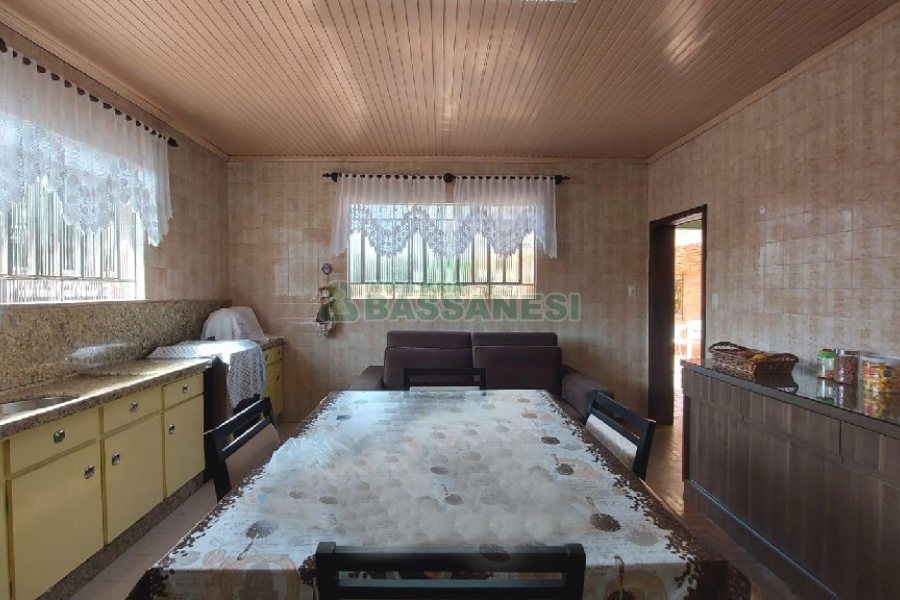 Casa com 277m², 2 dormitórios, 4 vagas, no bairro Santa Catarina em Caxias do Sul para Comprar