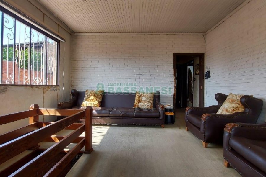 Casa com 277m², 2 dormitórios, 4 vagas, no bairro Santa Catarina em Caxias do Sul para Comprar