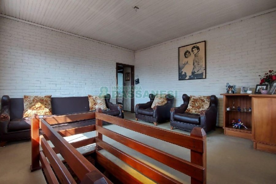 Casa com 277m², 2 dormitórios, 4 vagas, no bairro Santa Catarina em Caxias do Sul para Comprar