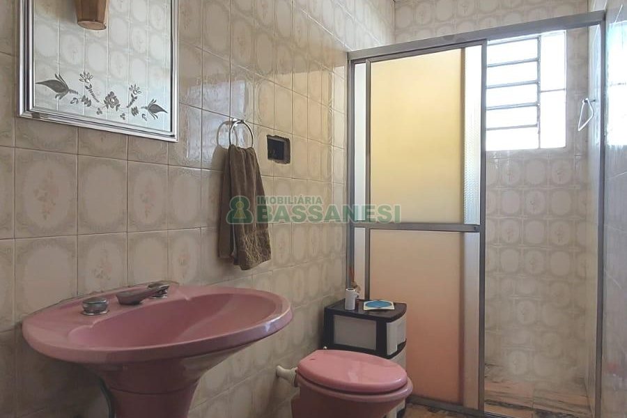 Casa com 277m², 2 dormitórios, 4 vagas, no bairro Santa Catarina em Caxias do Sul para Comprar