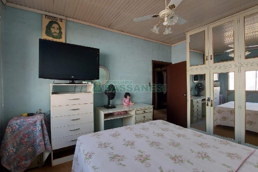 Casa com 277m², 2 dormitórios, 4 vagas, no bairro Santa Catarina em Caxias do Sul para Comprar