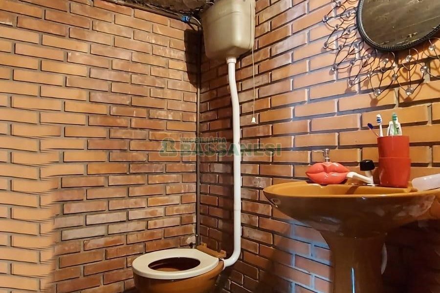 Casa com 277m², 2 dormitórios, 4 vagas, no bairro Santa Catarina em Caxias do Sul para Comprar