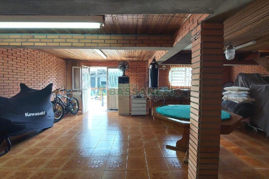 Casa com 277m², 2 dormitórios, 4 vagas, no bairro Santa Catarina em Caxias do Sul para Comprar