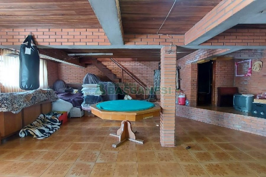 Casa com 277m², 2 dormitórios, 4 vagas, no bairro Santa Catarina em Caxias do Sul para Comprar