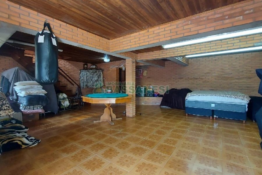 Casa com 277m², 2 dormitórios, 4 vagas, no bairro Santa Catarina em Caxias do Sul para Comprar