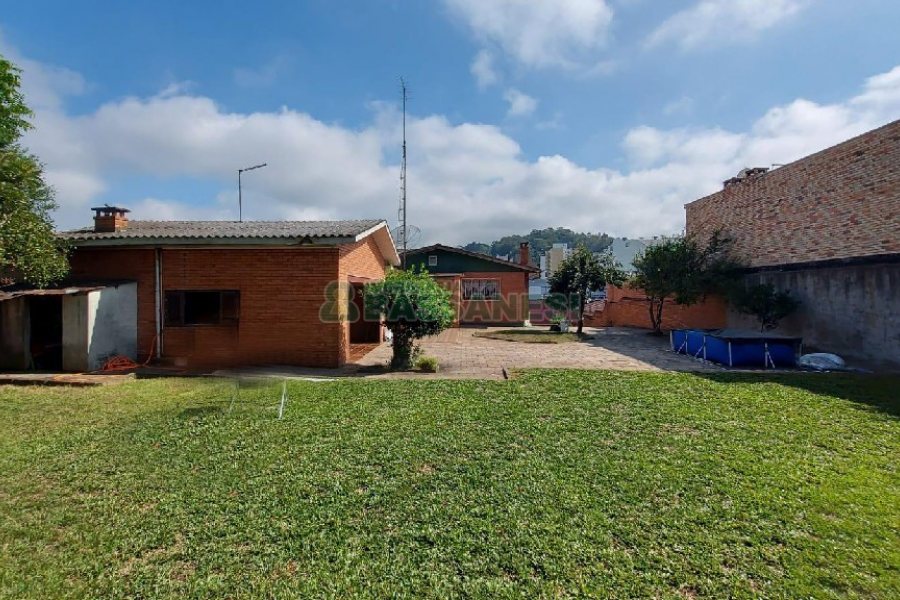 Casa com 277m², 2 dormitórios, 4 vagas, no bairro Santa Catarina em Caxias do Sul para Comprar
