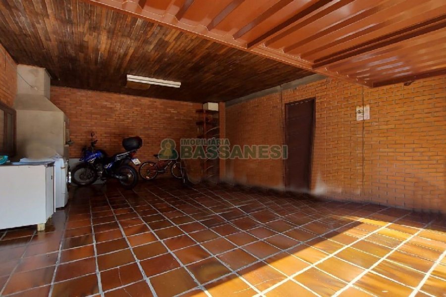 Casa com 277m², 2 dormitórios, 4 vagas, no bairro Santa Catarina em Caxias do Sul para Comprar