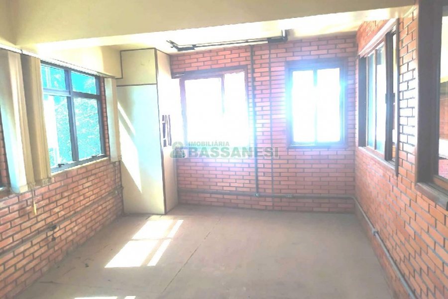 Pavilhão com 550m², no bairro Rio Branco em Caxias do Sul para Alugar