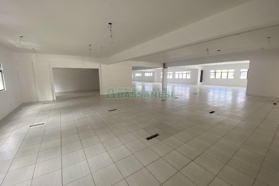 Sala com 990m², no bairro Centro em Caxias do Sul para Alugar