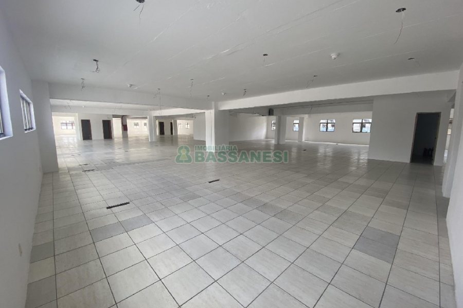Sala com 990m², no bairro Centro em Caxias do Sul para Alugar