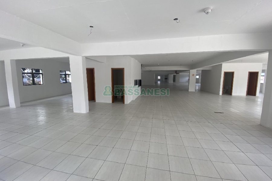 Sala com 990m², no bairro Centro em Caxias do Sul para Alugar