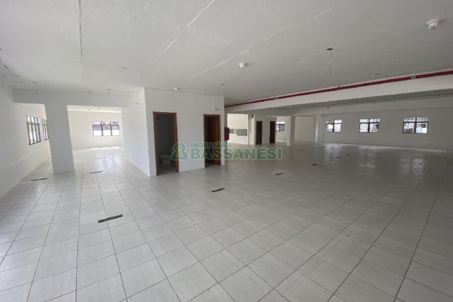 Sala com 990m², no bairro Centro em Caxias do Sul para Alugar