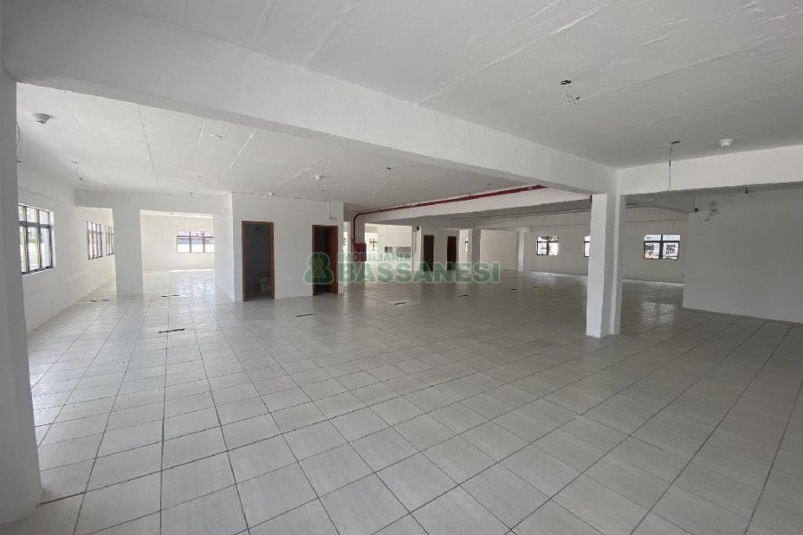 Sala com 990m², no bairro Centro em Caxias do Sul para Alugar