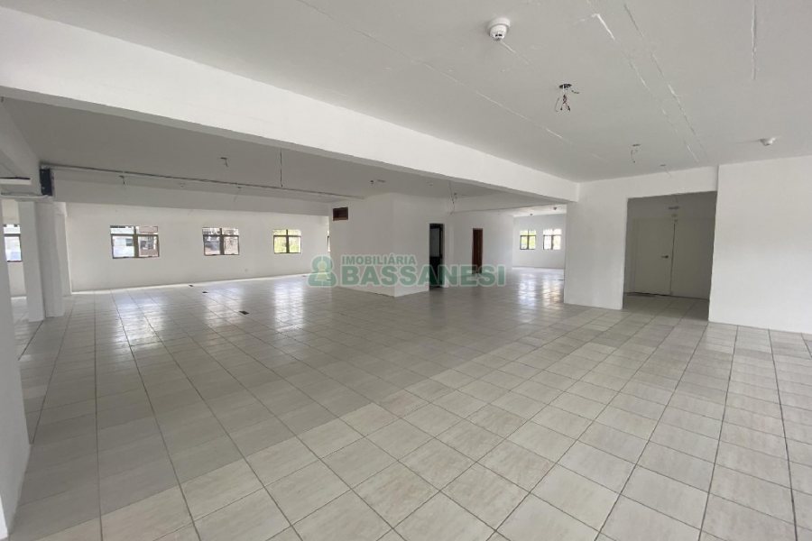 Sala com 990m², no bairro Centro em Caxias do Sul para Alugar