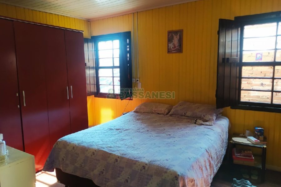 Casa com 100m², 4 dormitórios, 2 vagas, no bairro Cruzeiro em Caxias do Sul para Comprar