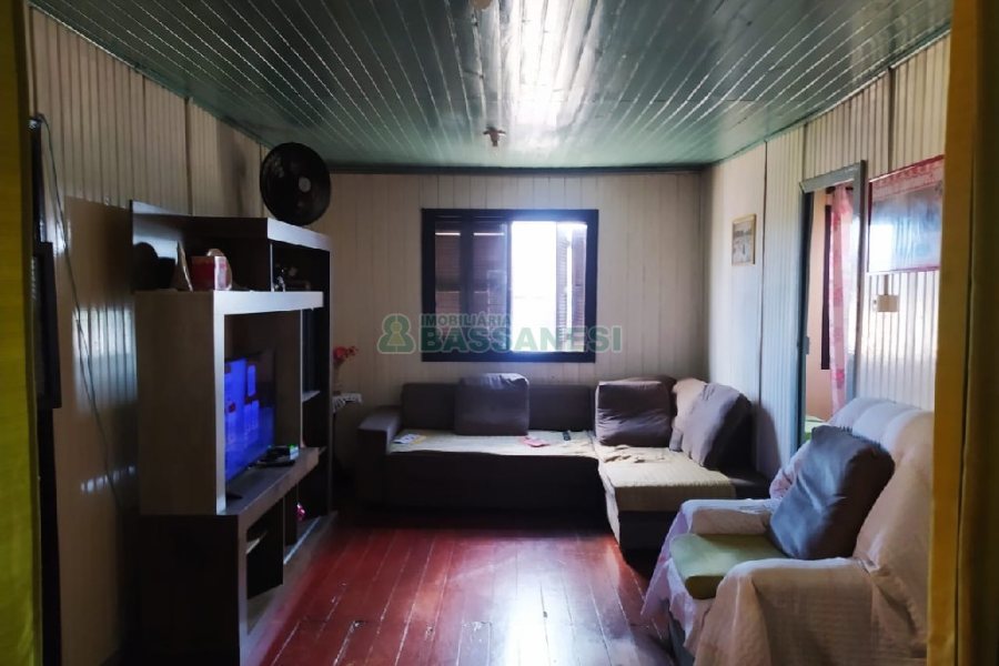Casa com 100m², 4 dormitórios, 2 vagas, no bairro Cruzeiro em Caxias do Sul para Comprar