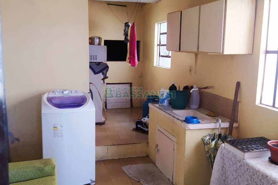 Casa com 100m², 4 dormitórios, 2 vagas, no bairro Cruzeiro em Caxias do Sul para Comprar