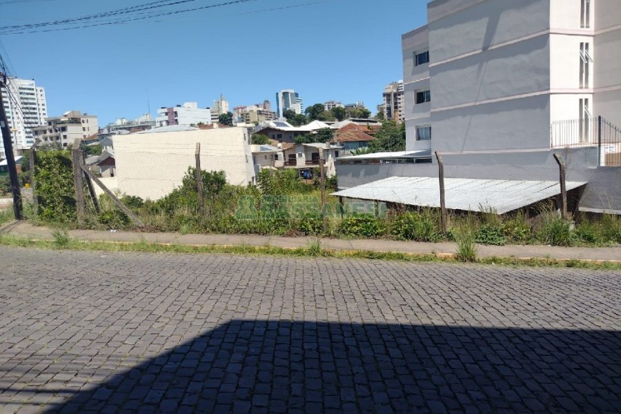 Terreno com 1350m², no bairro Pio X em Caxias do Sul para Comprar