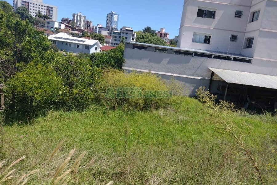 Terreno com 1350m², no bairro Pio X em Caxias do Sul para Comprar