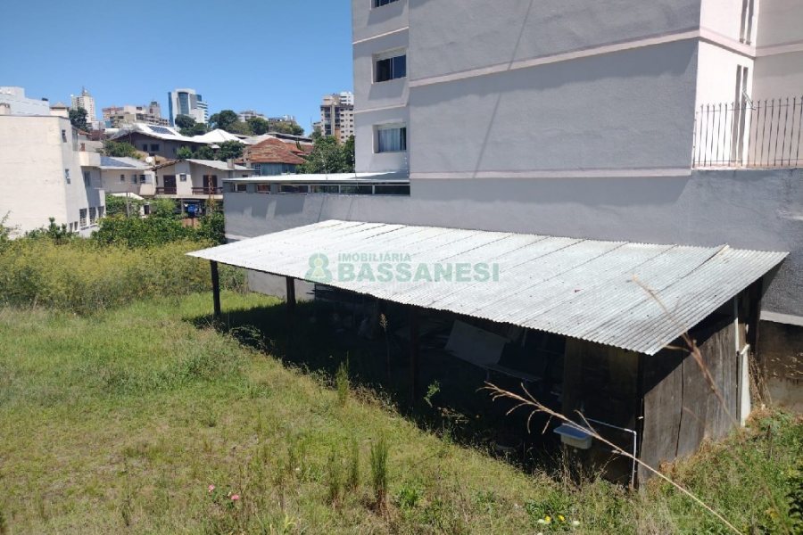 Terreno com 1350m², no bairro Pio X em Caxias do Sul para Comprar