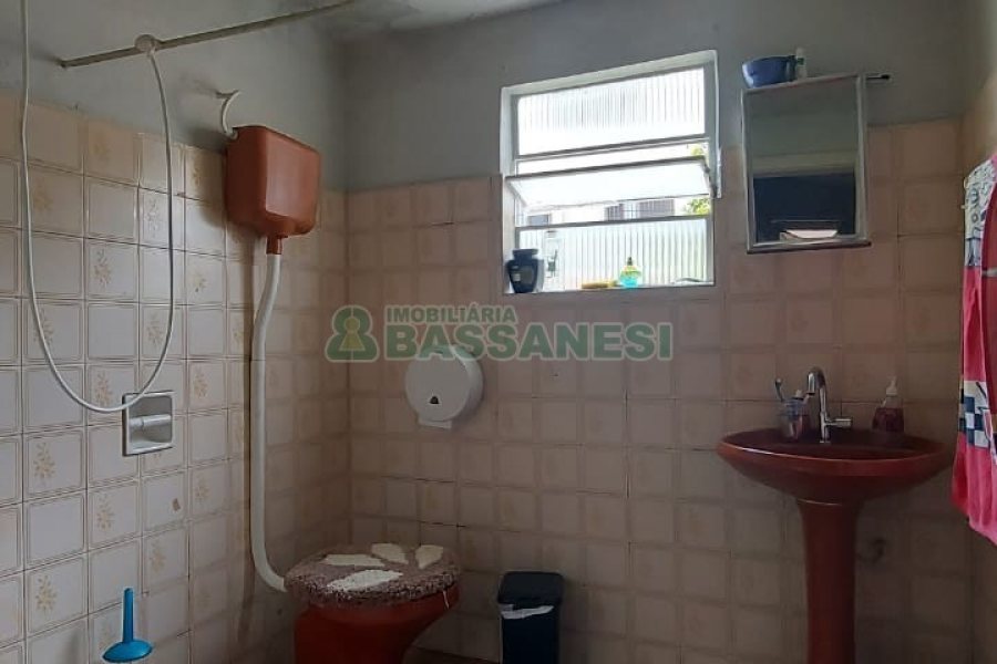 Casa com 100m², 4 dormitórios, 1 vaga, no bairro Jardim América em Caxias do Sul para Comprar