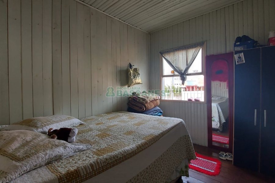 Casa com 100m², 4 dormitórios, 1 vaga, no bairro Jardim América em Caxias do Sul para Comprar