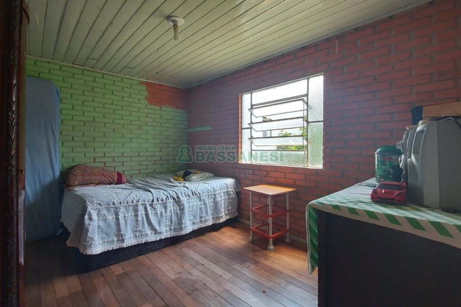 Casa com 100m², 4 dormitórios, 1 vaga, no bairro Jardim América em Caxias do Sul para Comprar