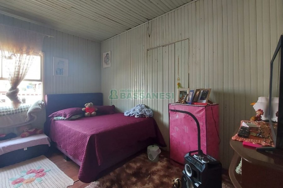 Casa com 100m², 4 dormitórios, 1 vaga, no bairro Jardim América em Caxias do Sul para Comprar