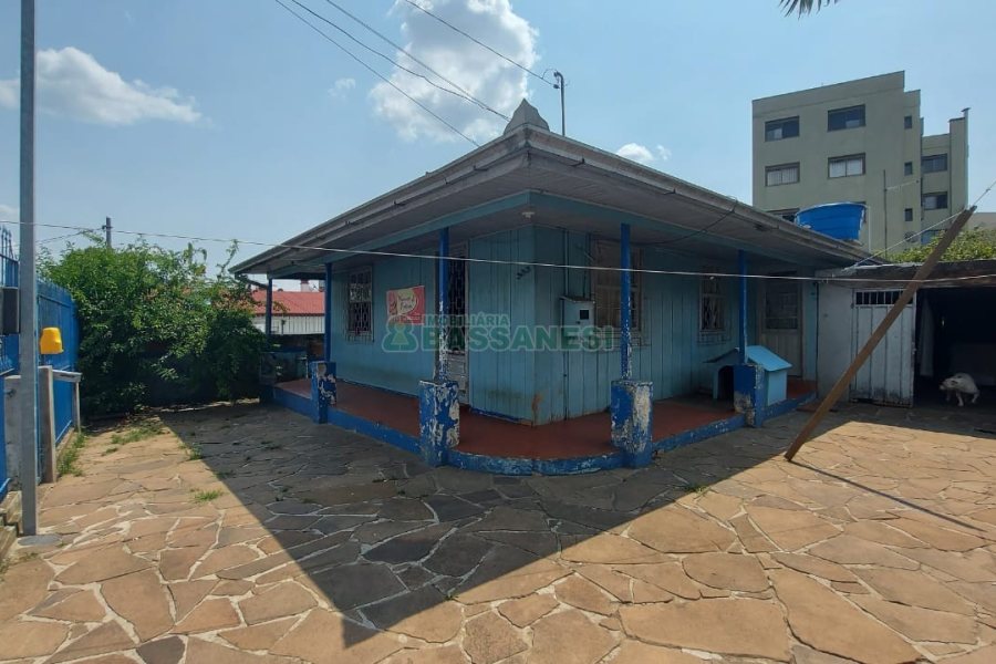 Casa com 100m², 4 dormitórios, 1 vaga, no bairro Jardim América em Caxias do Sul para Comprar