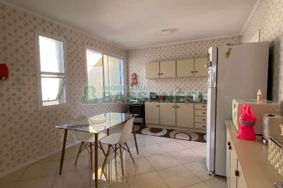 Apto Mobiliado com 91m², 2 dormitórios, 2 vagas, no bairro Pio X em Caxias do Sul para Comprar