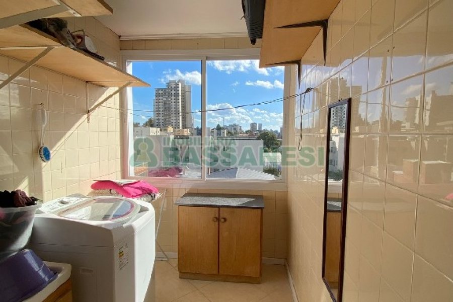 Apto Mobiliado com 91m², 2 dormitórios, 2 vagas, no bairro Pio X em Caxias do Sul para Comprar