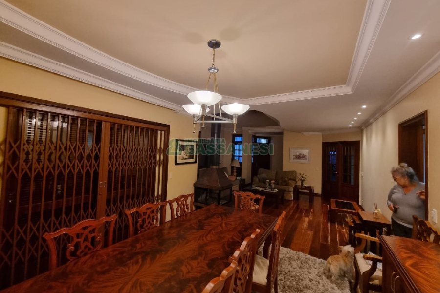 Casa com 320m², 3 dormitórios, 2 vagas, no bairro Colina Sorriso em Caxias do Sul para Comprar