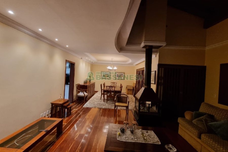 Casa com 320m², 3 dormitórios, 2 vagas, no bairro Colina Sorriso em Caxias do Sul para Comprar