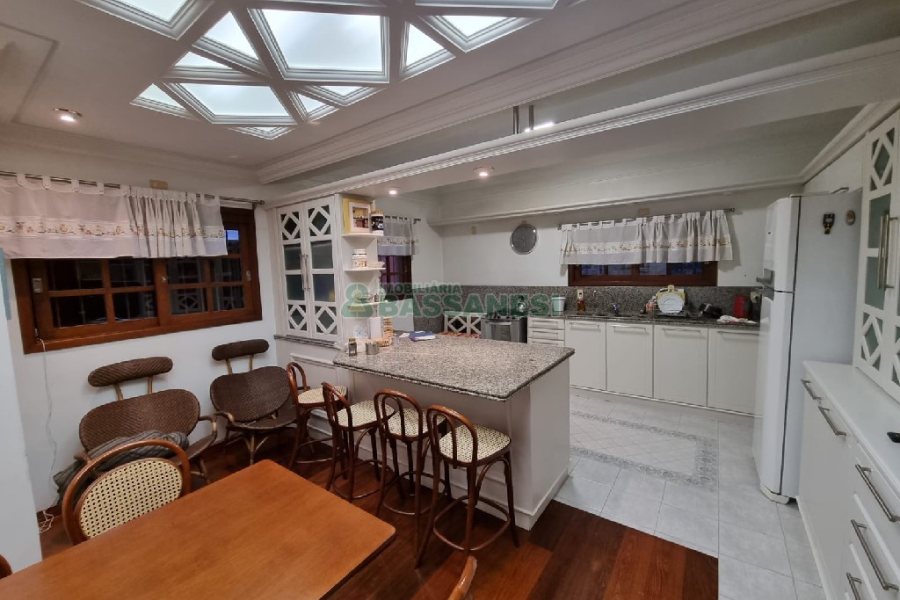 Casa com 320m², 3 dormitórios, 2 vagas, no bairro Colina Sorriso em Caxias do Sul para Comprar