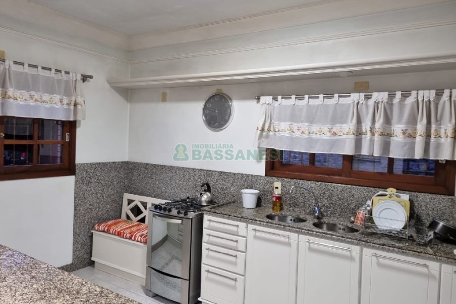 Casa com 320m², 3 dormitórios, 2 vagas, no bairro Colina Sorriso em Caxias do Sul para Comprar
