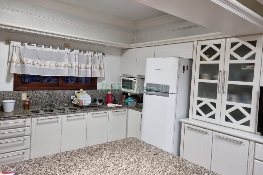 Casa com 320m², 3 dormitórios, 2 vagas, no bairro Colina Sorriso em Caxias do Sul para Comprar