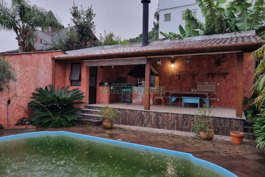 Casa com 320m², 3 dormitórios, 2 vagas, no bairro Colina Sorriso em Caxias do Sul para Comprar