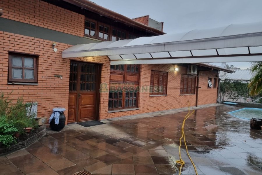 Casa com 320m², 3 dormitórios, 2 vagas, no bairro Colina Sorriso em Caxias do Sul para Comprar