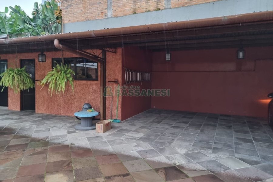 Casa com 320m², 3 dormitórios, 2 vagas, no bairro Colina Sorriso em Caxias do Sul para Comprar