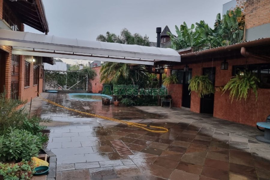 Casa com 320m², 3 dormitórios, 2 vagas, no bairro Colina Sorriso em Caxias do Sul para Comprar